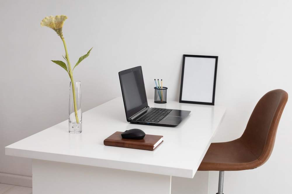 how does a minimalist desk help